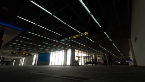 Zeitraffer-Des-Personenverkehrs-Im-Flughafenterminal