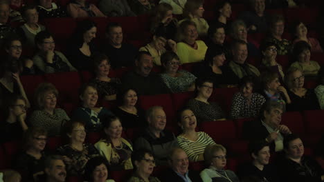 Lachende,-Applaudierende-Menschen-Im-Kinosaal