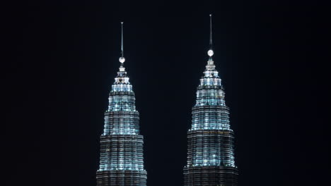 Zeitraffer-Der-Beleuchteten-Petronas-Twin-Towers-In-Kuala-Lumpur