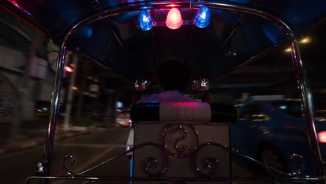 Timelapse-De-Conducir-Tuktuk-En-La-Noche-Bangkok-Tailandia