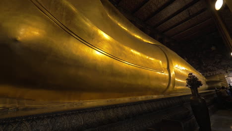 Reclining-Buddha-statue-in-Wat-Pho-temple-Bangkok