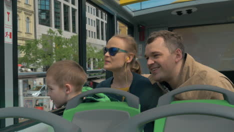Familie-Mit-Kind-Reist-Mit-Dem-Doppeldeckerbus-Durch-Wien