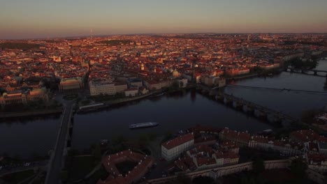 Panorama-Von-Prag-Und-Der-Moldau-Aus-Der-Luft