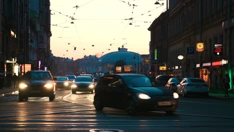 Autoverkehr-Am-Abend-In-Sankt-Petersburg