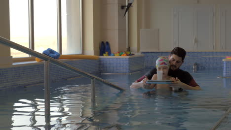 Therapeut-Und-Junge-Trainieren-Im-Pool