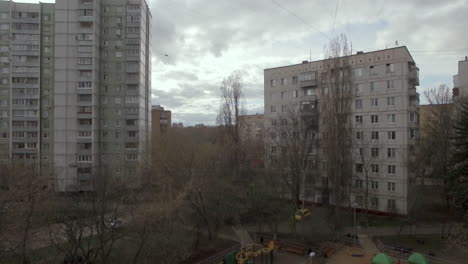 Luftaufnahme-Von-Mehrstöckigen-Häusern-Und-Hof-In-Moskau