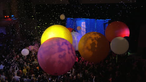 Zuschauer-Spielen-Mit-Luftballons-Während-Der-Schneeshow-Von-Slava-Polunin