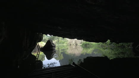 Boot-Segelt-Von-Der-Karsthöhle-In-Der-Bucht-Von-Ha-Long,-Vietnam