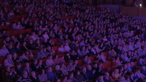 Viele-Leute-Applaudieren-Im-Kino