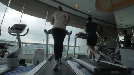 In-Hongkong,-China,-Im-Fitnessstudio-Auf-Laufbändern-Laufen-Junge-Frau-Und-Mann