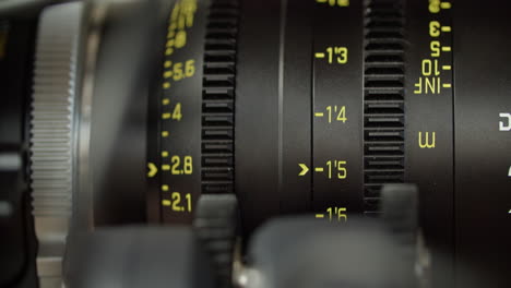 Zwei-Motoren-Bewegen-Die-Iris-Und-Fokussieren-Auf-Ein-Kinoobjektiv-Mit-Gelben-Markierungen
