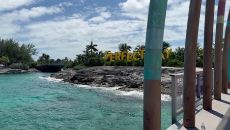 Royal-Caribbean,-Perfekter-Tag,-Cococay-Schild,-Coco-Cay,-Bahamas-Insel,-Wunderschöner-Tropischer-Strand,-Ozean,-Meer,-Wasser,-Sand,-Urlaub,-Kreuzfahrtschiff,-Reiseziel,-Reiseparadies