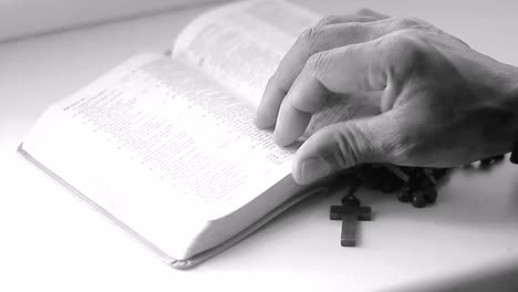 Orando-A-Dios-Con-Las-Manos-Sobre-La-Biblia-En-La-Mesa-Con-Personas-Imágenes-De-Archivo-Video-De-Archivo