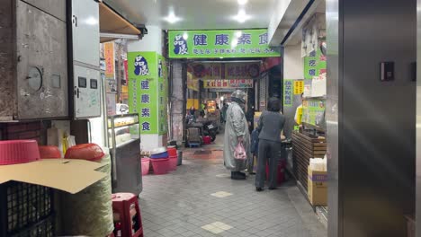 Dolly-In-Szene-Mit-Menschen,-Die-Lebensmittel-In-Einem-Gesunden-Vegetarischen-Restaurant-In-Der-Stadt-Keelung,-Bezirk-Ren&#39;ai,-Taiwan,-Kaufen