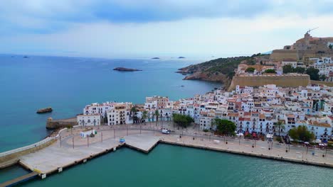 Schöne-Luftaufnahme-Von-Oben,-Hafenpromenade,-Ibiza-Stadt,-Spanien