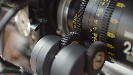 Blick-Auf-Zwei-Motoren-Eines-Fiz-Systems,-Das-An-Einem-Kinoobjektiv-Befestigt-Ist