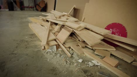 Wood-offcuts-on-floor-of-construction-jobsite
