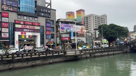 Schwenkansicht-Des-Keelung-Tianliao-Flusskanals-Vor-Dem-Hintergrund-Des-Moya-Sparkle-Einkaufszentrums-Im-Bezirk-Ren&#39;ai,-Taiwan