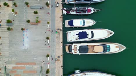 Unglaubliche-Luftaufnahme-Von-Oben,-Flug,-Hafenpromenade,-Ibiza-Stadt,-Spanien