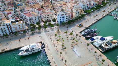 Erstaunliche-Luftaufnahme-Von-Oben,-Hafenpromenade,-Ibiza-Stadt,-Spanien