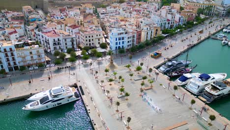 Toller-Flug-Von-Oben-Aus-Der-Luft,-Hafenpromenade,-Ibiza-Stadt,-Spanien