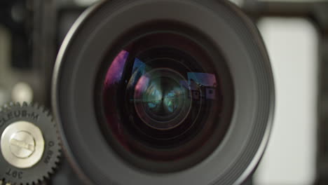 Close-up-shot-of-the-front-of-a-cinema-lens,-iris-opening-and-closing