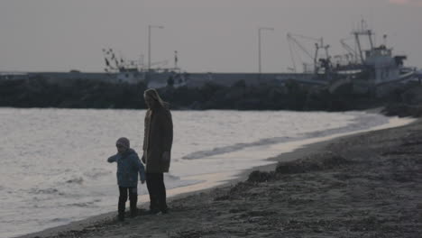 Madre-Con-Hijo-Caminando-Y-Jugando-En-La-Playa-Del-Mar-Egeo-En-El-Invierno-Nea-Kallikratia-Grecia