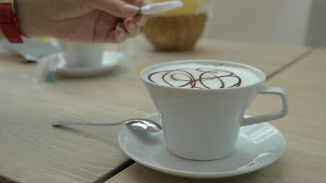 Hinzufügen-Von-Zucker-Zum-Kaffee,-Der-Im-Café-Serviert-Wird