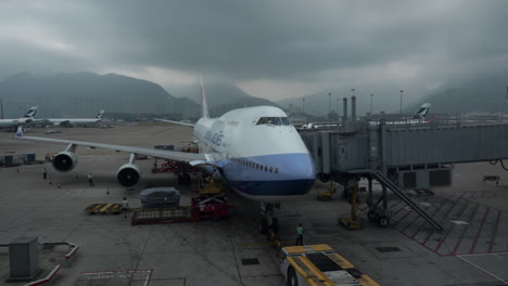 Zeitraffer-Des-Verladens-Von-Fracht-In-Das-Flugzeug-Am-Flughafen-Hongkong