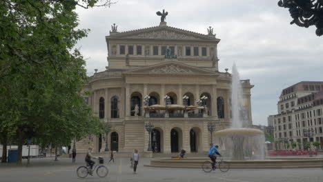 Alte-Oper-Und-Opernplatz-Mit-Brunnen-In-Frankfurt,-Deutschland