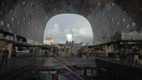 Dentro-Del-Mercado-Interior-De-Rotterdam,-Países-Bajos
