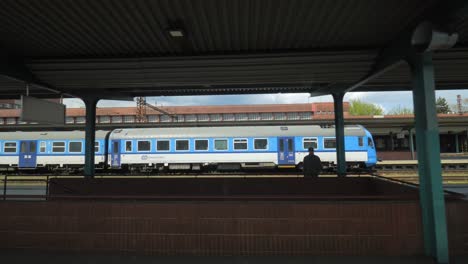Vista-Desde-El-Tren-Que-Sale-De-La-Estación-De-Pardubice-Viena-Austria