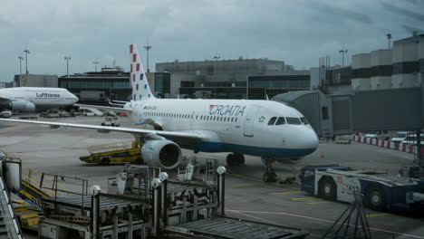 Vista-Timelapse-De-Aviones-En-El-Aeropuerto-De-Frankfurt-Contra-El-Cielo-Nublado-Frankfurt-Am-Main-Alemania