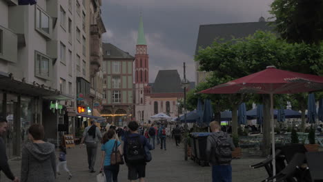 Menschen-In-Den-Abendstraßen-Von-Frankfurt-Deutschland