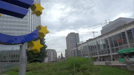 Frankfurter-Stadt-Mit-Euro-Zeichen-Bei-Der-Europäischen-Zentralbank