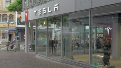Tienda-Tesla-Y-Centro-De-Servicio-En-Frankfurt,-Alemania