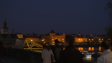 Nacht-Prag-Und-Menschen-Auf-Der-Karlsbrücke