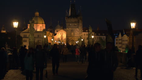 Bürger-Und-Touristen-Auf-Der-Karlsbrücke-Bei-Nacht-In-Prag