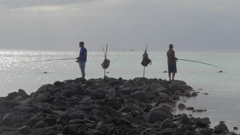 Blick-Auf-Die-Fischer,-Die-Vor-Dem-Hintergrund-Des-Indischen-Ozeans-Fische-Fangen,-Insel-Port-Louis,-Mauritius