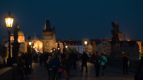 Abendstadtbild-Mit-Gehenden-Menschen-Auf-Der-Malerischen-Karlsbrücke-In-Prag,-Tschechische-Republik