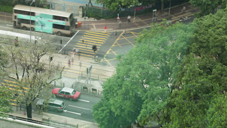Zeitraffer-Des-Transport--Und-Fußgängerverkehrs-Auf-Der-Straße-Von-Hongkong