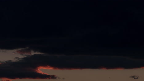 Zeitraffer-Dunkler-Wolken-Am-Abendhimmel