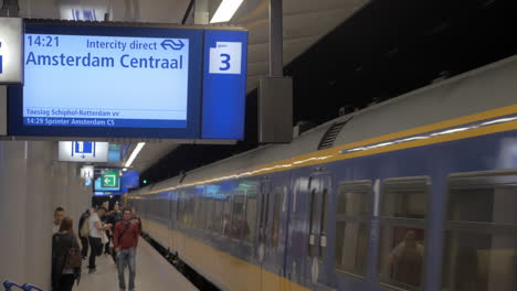 Züge-Und-Passagiere-Am-Bahnhof-Des-Flughafens-Amsterdam