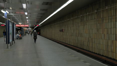 Blick-Auf-Die-Wegfahrende-U-Bahn-Am-Bahnhof-Prag,-Tschechische-Republik