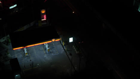Timelapse-of-petrol-station-working-night-and-day