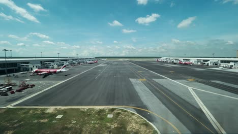 Timelapse-of-plane-traffic-on-flying-line-in-airport