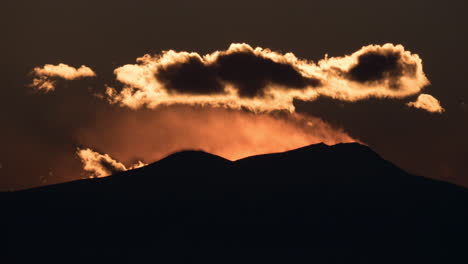 Zeitraffer-Des-Sonnenuntergangs-Und-Der-Wolken-über-Den-Bergen