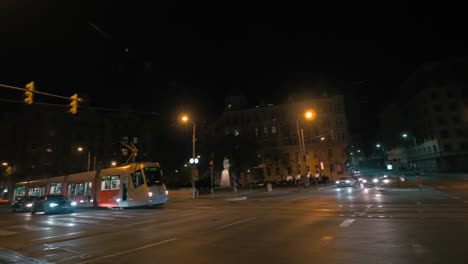 Straßenbahn-Fährt-Nachts-Am-Tanzenden-Haus-In-Prag-Vorbei