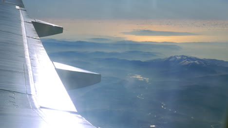 Landschaftsszenenansicht-Vom-Fliegenden-Flugzeug