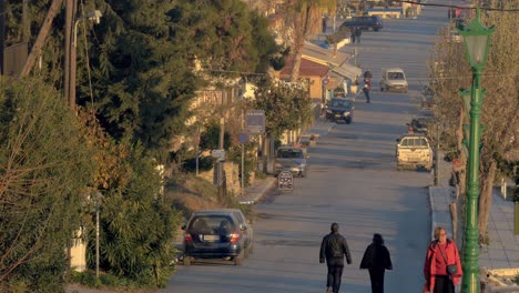 Kleine-Straße-Mit-Wenigen-Autos-Und-Menschen-Griechenland